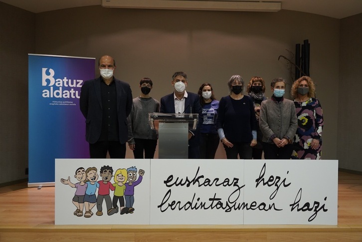 Hezkuntzako eragile nagusiek Gasteizko Europa jauegia aurkeztu zuten mugarri izan nahi duen adierazpena. (Raul BOGAJO/FOKU)