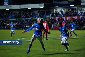 Ion Etxaniz, Alavesi egindako gola ospatzen. (LINARES DEPORTIVO)