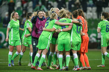 Las futbolistas del Wolfsburgo celebran un éxito en el que casi nadie confiaba. (WolfsburgFrauen)