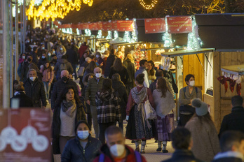 Gente paseando en el mercadillo navideño de Donostia. (Gorka RUBIO/FOKU)