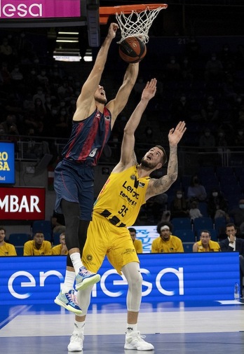Saski Baskonia logra sortear a duras penas la covid-19, mientras que Tenerife está en pleno brote. (Raúl BOGAJO /FOKU)