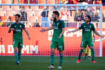 Los jugadores rojillos se quejan por considerar que Juncà ha rematado en fuera de juego en el 1-0.