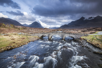 Skye irlako urek ematen diote bereizgarritasuna Talisker whiskyari.