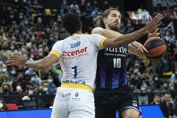 Valentin Bigote, frente a Obradoiro en Miribilla.