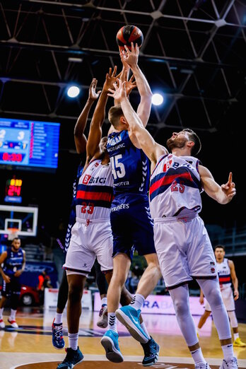 La defensa de Baskonia se emplea a fondo ante Andorra.