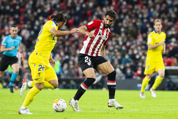 Aunque Courtois le paró un penalti, Raúl García fue quien más peligró llevó en la segunda parte de la final de la Supercopa.