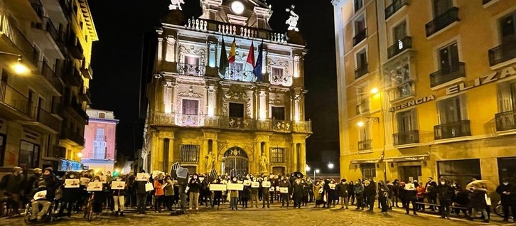 SOS Arrazakeriak elkarretaratzea deitu zuen urtarrilaren 20an, Mayaren adierazpenak gaitzesteko.