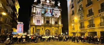 Concentración de SOS Racismo en la plaza consistorial de Iruñea.  