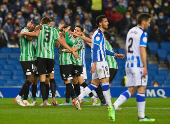Juanmi hace gestos de no celebrar uno de sus goles ante su ex-equipo mientras le abrazan sus compañeros el jueves. 