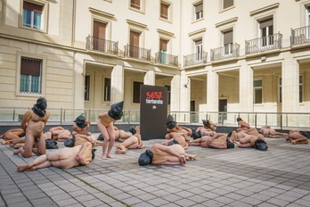 Acto de Sortu contra la tortura frente a la Subdelegación del Gobierno español en Gasteiz.