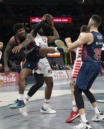 Lamar Peters ante Olympiacos.