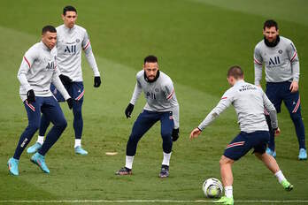 Besteak beste, Mbappe, Messi eta erdian Neymar. PSGko hirukote beldurgarria osatzen dute.