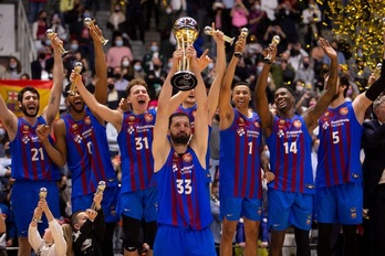 Nikola Mirotic, MVP de la Copa y poseedor del trofeo de campeón.