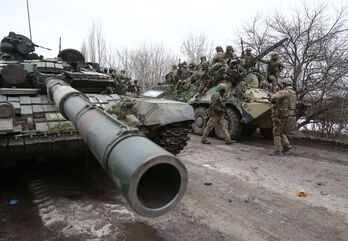 Militares ucranianos se preparan en Lugansk.