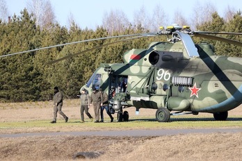 El ministro ucraniano de Defensa, Oleksii Reznikov (segundo por la izquierda), a su llegada a Gomel.