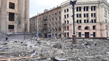 Destrozos por bombardeos esta mañana en Jarkiv, segunda ciudad ucraniana.