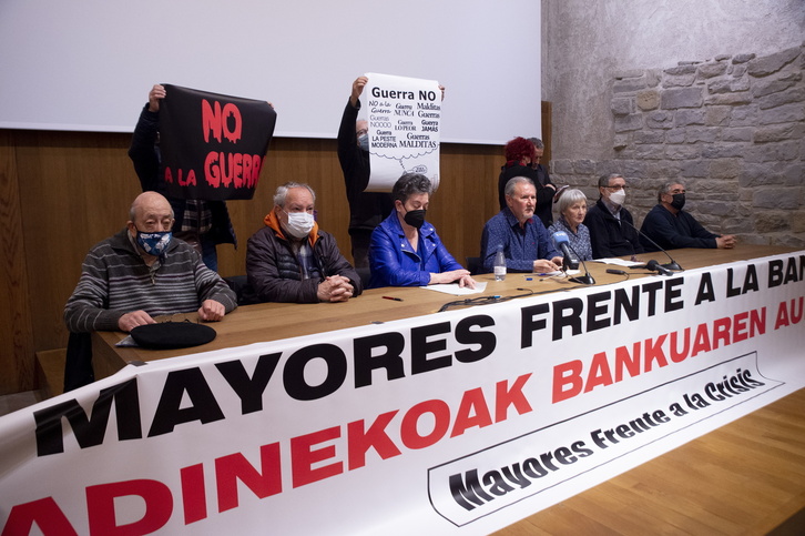 Adinekoak Bankuen Aurrean plataformak manifestazioa egin zuen pasa den ostiralean bankuen zerbitzu murrizketak salatzeko. 