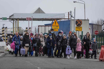 Un grupo de refugiados ucranianos con varios menores llegando al punto fronterizo polaco de Korczowa.