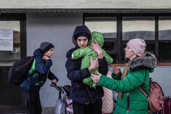 Refugiados llegando a Korczowa, frontera entre Ucrania y Polonia.
