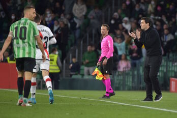 Andoni Iraola anima a sus jugadores en la semifinal ante el Betis.