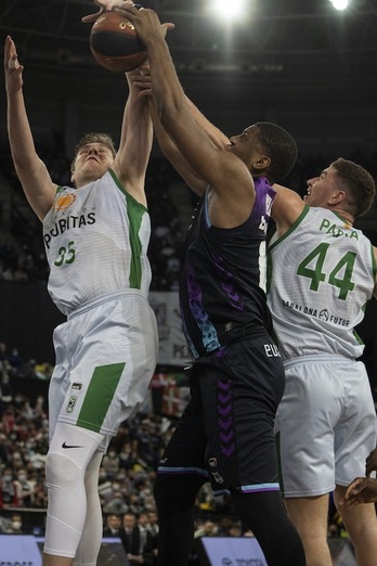 Inglis pelea con Birgander y Parra, dos de los verdugos de la Penya.