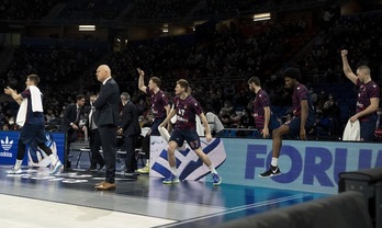 Euforia en el banquillo del Baskonia ante Anadolu Efes.