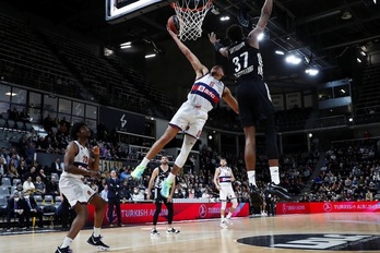Wade Baldwin busca la canasta frente a Antetokounmpo.