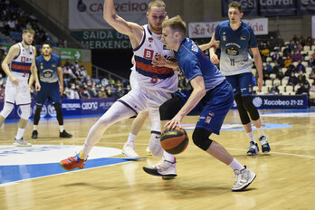 Sedekerskis trata de frenar a Beliauskas en Santiago.