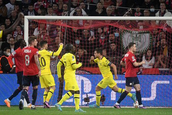 César Azpilicueta sale corriendo a celebrar su gol, que suponía el 1-2 a favor del Celsea ante el Lille.