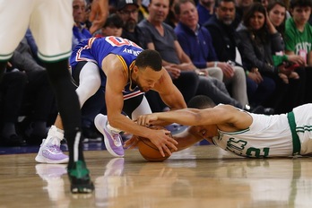 Steph Curry se ha lesionado tras un encontronazo con Marcus Smart.