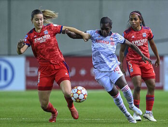 Damaris Egurrola pugna por el balón con Viviane Asseyi en el partido de la fase de grupos entre Olympique y Bayern, ambos clasificados para cuartos de final.