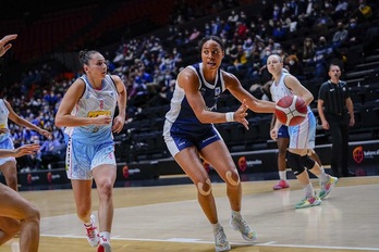 Tinara Moore supera a Irati Etxarri en el mano a mano.