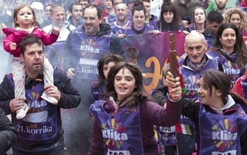 Niñas portan el testigo durante la última edición de la Korrika en Iruñea.