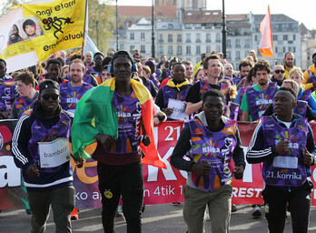 En 2019 à Bayonne, le témoin avait été symboliquement passé à un jeune migrant. 