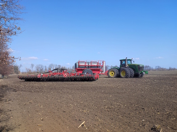 Un agricultor ucraniano sembrando trigo en Polohy, al sur de Kiev.