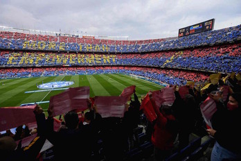 Imagen espectacular del Camp Nou, minutos antes de comenzar el Barça-Real Madrid de Champions.