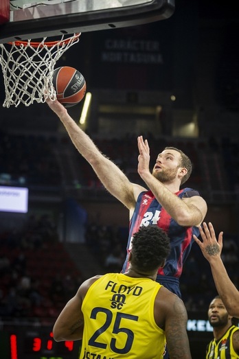 Matt Costello, en una acción ante el Fenerbahçe.