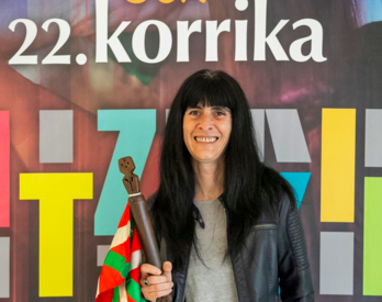 Alizia Iribarren, aurtengo Korrikaren lekukoa eskuetan.