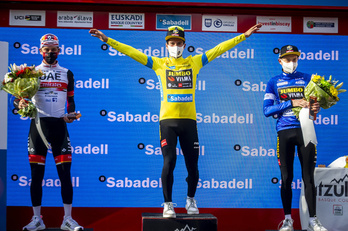 Pogacar, Roglic y Vingegaard, en el podio final de la última edición de la Itzulia.