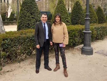 Nekane Txapartegi, junto a su abogado, Iñigo Iruin, este mediodía tras salir de la AN, en Madrid.