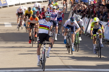 Alaphilippe celebra su clara victoria, como Evenepoel, que le ha lanzado a la perfección.