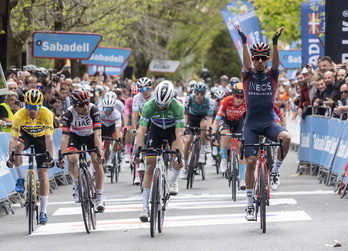 Daniel Felipe Martínez celebra su victoria por delante de Alaphilippe, Ulissi, Roglic y Pello Bilbao.