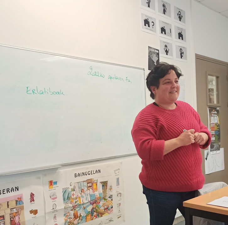 Bea Salaberrik Angeluko AEK-ren ateak zabaldu dizkio Naiz Irratiari.