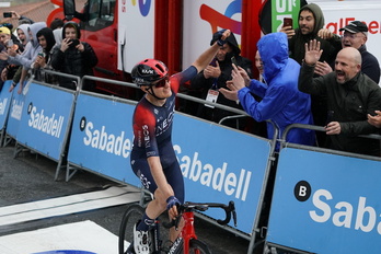Carlos Rodríguez celebra su victoria en Mallabia tras aprovecharse del trabajo de Marc Soler en la escapada.