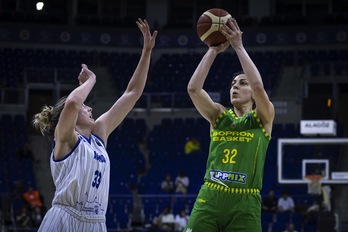 Jelena Brooks supera a Katie Lue Samuelson.
