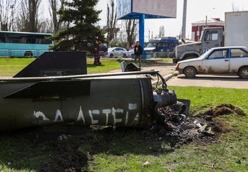 Misil Tochka-1 con su pintada en la atacada estación de tren de Kramatorsk.