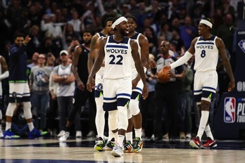 Patrick Beverley, otrora cortado por los Clippers, celebra la victoria de los Wolves ante el cuadro angelino.