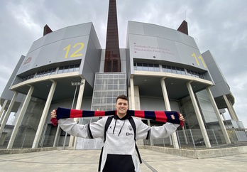 Wetzell posa delante del pabellón de Zurbano.