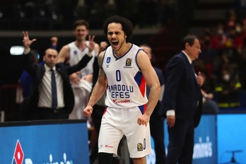 Shane Larkin, brillante en el estreno de las eliminatorias de la Euroliga.