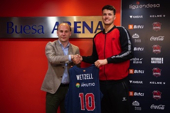 Yannick Wetzell Felix Fernandez Saski Baskoniako zuzendari orokorrarekin bere aurkezpenean.